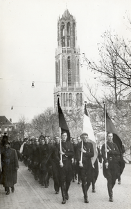 97499 Afbeelding van de parade van leden van het Nationaal-Socialistische Studentenfront op de Oudegracht te Utrecht ...